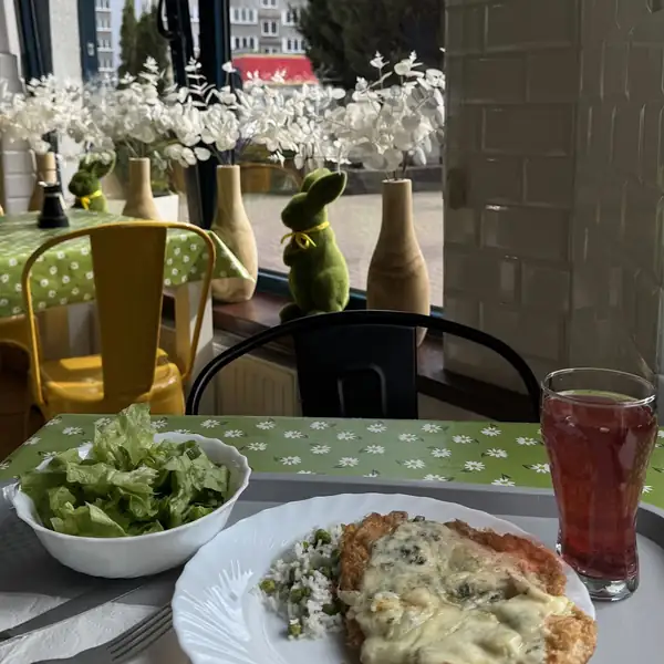 Kotlet z serem i sałatką, na tarasie