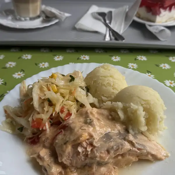 Filet w sosie z ziemniakami i surówką