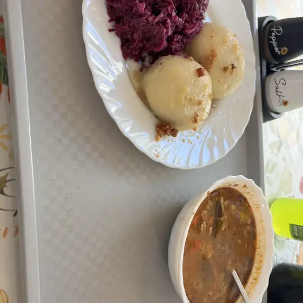 Zupa i pyzy z buraczkami