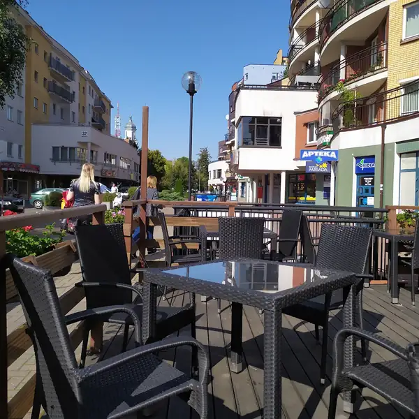 Stoliki na zewnątrz